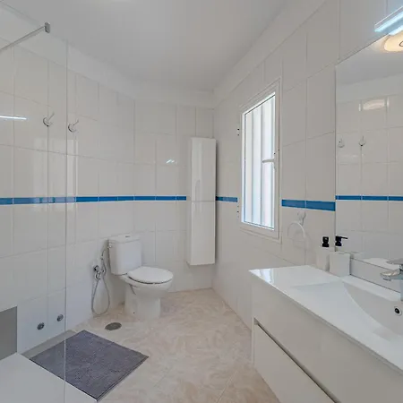 Апартаменты Front Ocean Lovely Modern Cozy