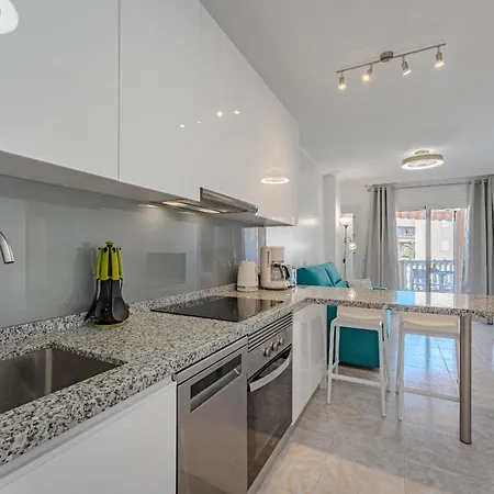 Front Ocean Lovely Modern Cozy Апартаменты