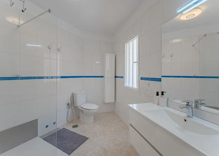 Апартаменты Front Ocean Lovely Modern Cozy